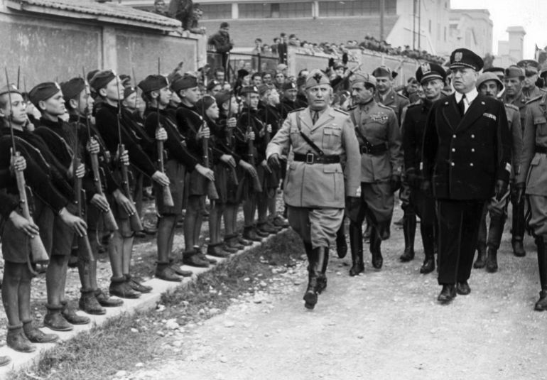 بعد 80 عامًا من وفاة موسوليني ماذا نتعلم من صعود الفاشية؟ 19 Adolf Hitler and Benito Mussolini in Munich, Germany, circa June 1940.