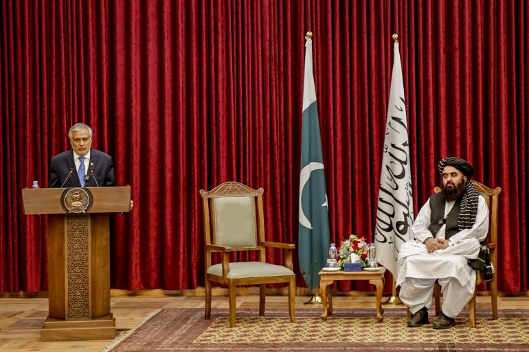 أفغانستان تواجه تداعيات الصراع بين الهند وباكستان 20 Pakistan's Foreign Minister Ishaq Dar (L) speaks during a bilateral meeting with his Afghanistan counterpart Amir Khan Muttaqi at the former presidential palace in Kabul on April 19, 2025. Pakistan's top diplomat Ishaq Dar flew to Kabul for a day-long visit on April 19, where he held discussions with Afghan Taliban officials, including Prime Minister Hasan Akhund and Foreign Minister Amir Khan Muttaqi. (Photo by AFP)