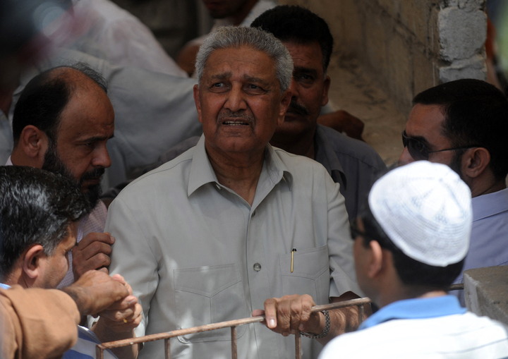 حافة الهاوية.. تصدُّعات المكان والوجدان في صراع الهند وباكستان 23 يعتبر الباكستانيون عبد القدير خان شخصية قومية فوق العادة (الفرنسية)