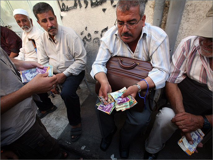 مطلب إلغاء ورقة الـ200 شيكل.. ضربة لاقتصاد غزة أم للدولة العميقة؟ 21 epa01852340 Palestinian money-changers seen at the currency market area of Gaza City, Gaza Strip on 08 September 2009. There is no official currency in the Palestinian Territories as Israel refused to allow Palestinians to have their own currency when an economic agreement was signed between Israel and the Palestine Liberation Organization (PLO) in 1994. The Israeli shekel, which is most commonly used, has almost disappeared since Hamas took control of the Gaza Strip in 2007. EPA/ALI ALI