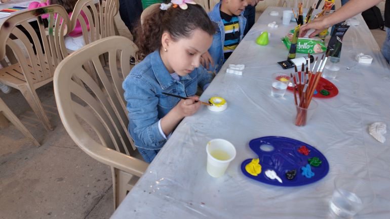 مهرجان عامل.. محاولة لاستعادة الحياة في كفررمان الجنوبية 22 للأطفال حصة من مهرجان عامل حيث خصصت لهم نشاطات متنوعة (الجزيرة)