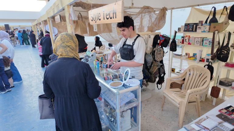 مهرجان عامل.. محاولة لاستعادة الحياة في كفررمان الجنوبية 21 هدف المنظمون من النشاط تشجيع العمال والمنتجين وإعادة الحياة إلى أسواق الجنوب اللبناني بعد الحرب (الجزيرة)