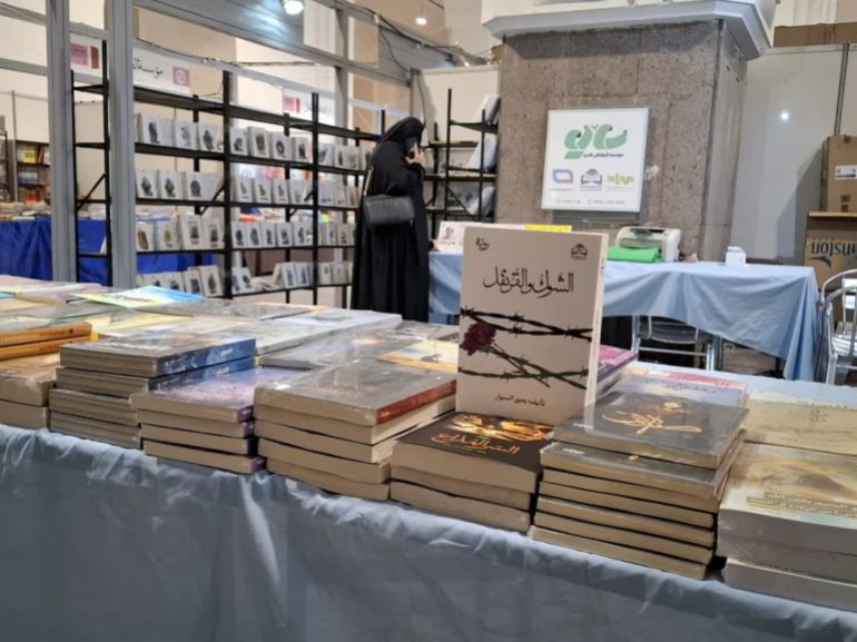 العراق ضيف الشرف.. ما أسباب تراجع المشاركة العربية في معرض طهران للكتاب؟ 21 رواية الشوك والقرنفل في معرض طهران للكتاب (الجزيرة)