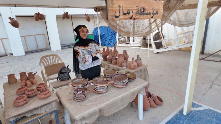 مهرجان عامل.. محاولة لاستعادة الحياة في كفررمان الجنوبية 23 بيع للأواني الفخارية التراثية في السوق التراثي والشعبي (الجزيرة)