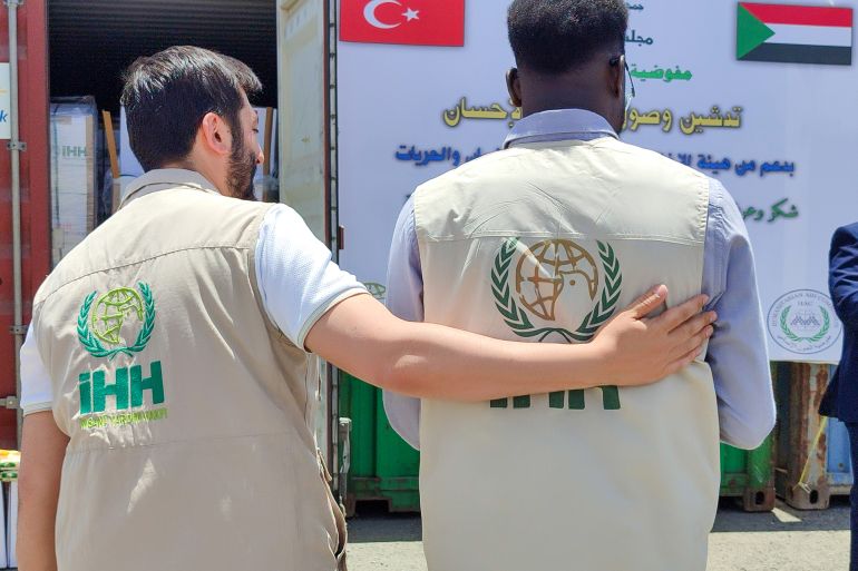 السودان يستقبل مساعدات إنسانية جديدة من تركيا 19 إثنين من العاملين يرتديان شعار هيئة الإغاثة التركية