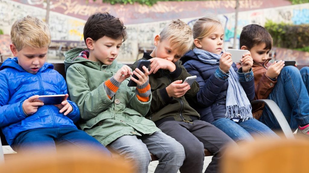 هل سيحظر الاتحاد الأوروبي الهواتف في المدرسة؟ 1200x675 cmsv2 a54bdc60 3772 54b5 99fa 33479c0ce8f6 9282514