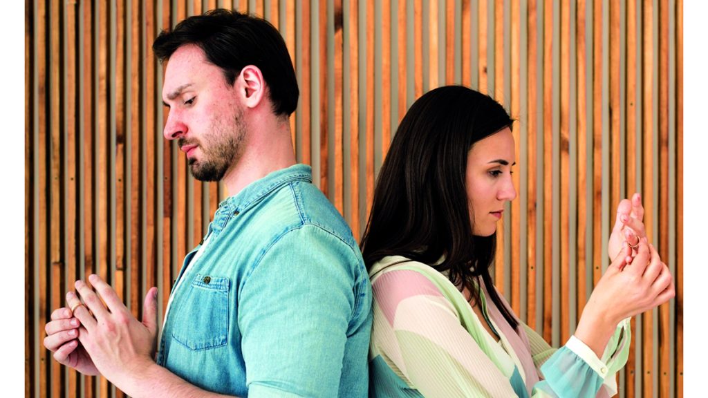 غرباء تحت سقف واحد.. اضطرابات نفسية تُظهرها الضغوط وتهدد علاقات أزواج 1746047483 image