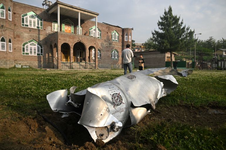 بالصور.. تصعيد جديد يعيد شبح المواجهة بين الهند وباكستان 30 People stand near a part of an aircraft in Wuyan near Indian-administered Kashmir's main city of Srinagar on May 7, 2025.