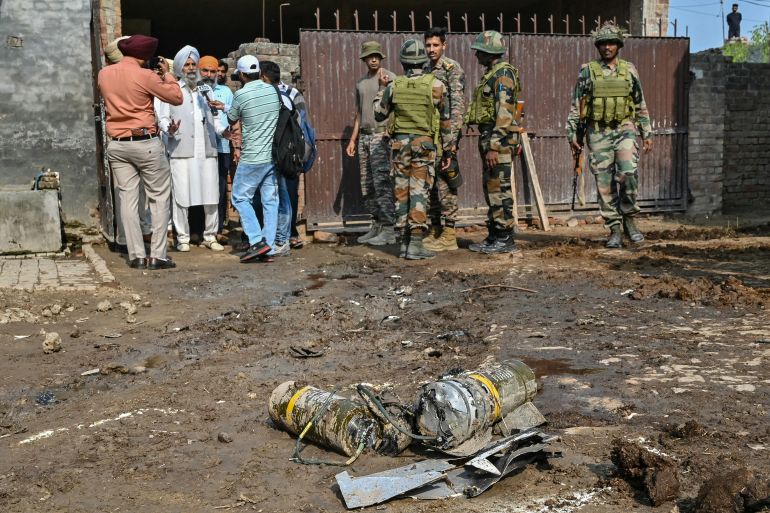 هل أنقذت إدارة ترامب العالم من كارثة نووية بين الهند وباكستان؟ 20 Indian army personnel stand next to explosives, carried by a drone, after it was intercepted by the Indian air defence system, on the outskirts of Amritsar, on May 10, 2025. The Indian army on May 10 reported fresh Pakistani attacks along the border with its arch-foe as the conflict between the nuclear-armed neighbours spiralled. (Photo by Narinder NANU / AFP)