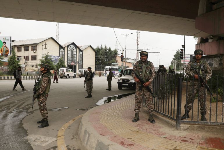هل أنقذت إدارة ترامب العالم من كارثة نووية بين الهند وباكستان؟ 30 epa12087926 Indian paramilitary soldiers stand gaurd at a temporary check point on a road leading to the airport after loud explosions were heard in Srinagar, the summer of Indian Kashmir, 10 May 2025. Pakistan's military has announced retaliatory strikes against India following attacks on three airbases by Indian forces, which Pakistan claims involved the use of air-to-surface missiles from warplanes. EPA-EFE/FAROOQ KHAN