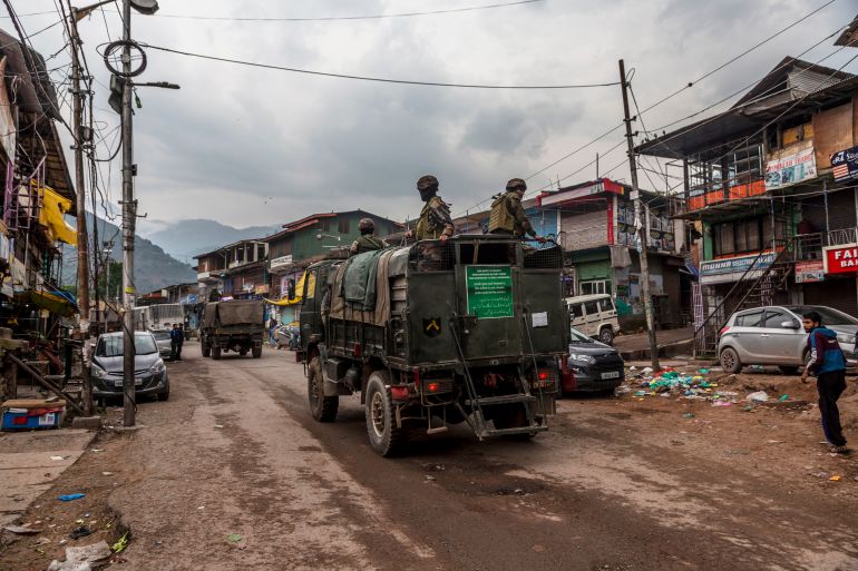 هل أنقذت إدارة ترامب العالم من كارثة نووية بين الهند وباكستان؟ 25 URI, INDIA - MAY 8: An Indian Army convoy carrying reinforcements and supplies drives near Pakistan-administered Kashmir. Stray dogs scavenge from garbage littered across the mostly deserted town of Uri, near the Line of Control (LoC), the de facto border separating Indian-administered Kashmir from Pakistani-administered Kashmir on May 8, 2025 in Uri, west of Srinagar, India. The India-Pakistan standoff has sharply escalated following Indian missile strikes on Pakistan and Pakistani-administered Kashmir in retaliation for a deadly militant attack in Indian Kashmir, with both sides exchanging fire and reporting civilian casualties-the most severe confrontation in over two decades. The international community, including the UK and Iran, have called for restraint and urgent diplomatic dialogue amid fears of further escalation between the nuclear-armed neighbors. (Photo by Yawar Nazir/Getty Images)