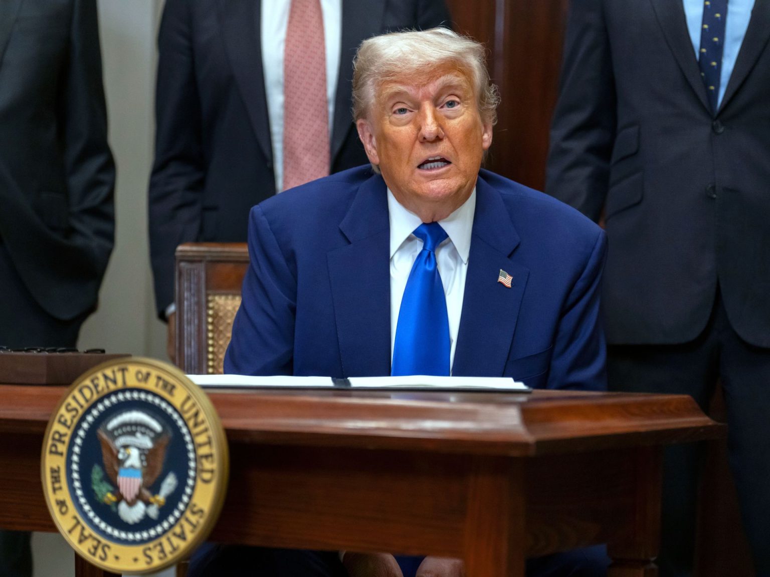 ترامب يوقع أمرا تنفيذيا بخفض الرسوم الجمركية على الصين 1747102714 ap 68223f2c8ed01 1747074860