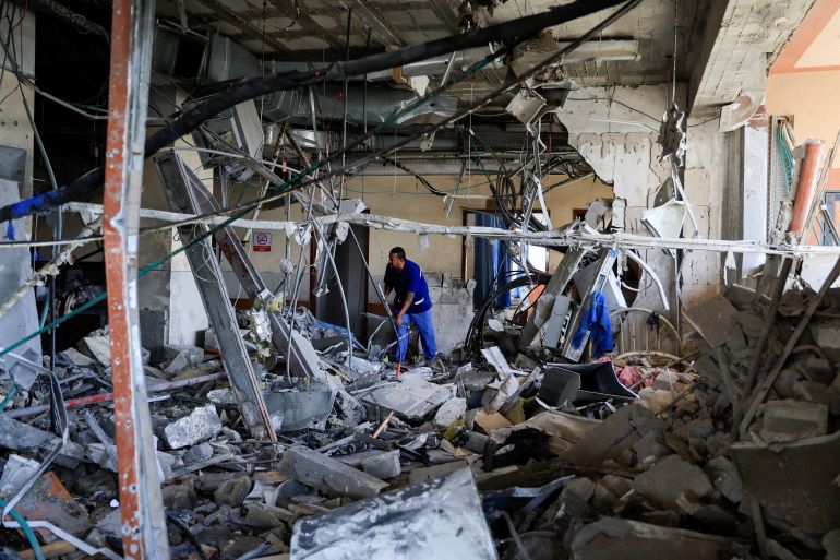 بالصور.. مستشفى ناصر الطبي يُقصف بمرضاه 20 A person inspects Nasser Hospital a part of which was damaged in the aftermath of an Israeli strike, according to Gaza Health Ministry, in Khan Younis, in the southern Gaza Strip, May 13, 2025. REUTERS/Hatem Khaled TPX IMAGES OF THE DAY