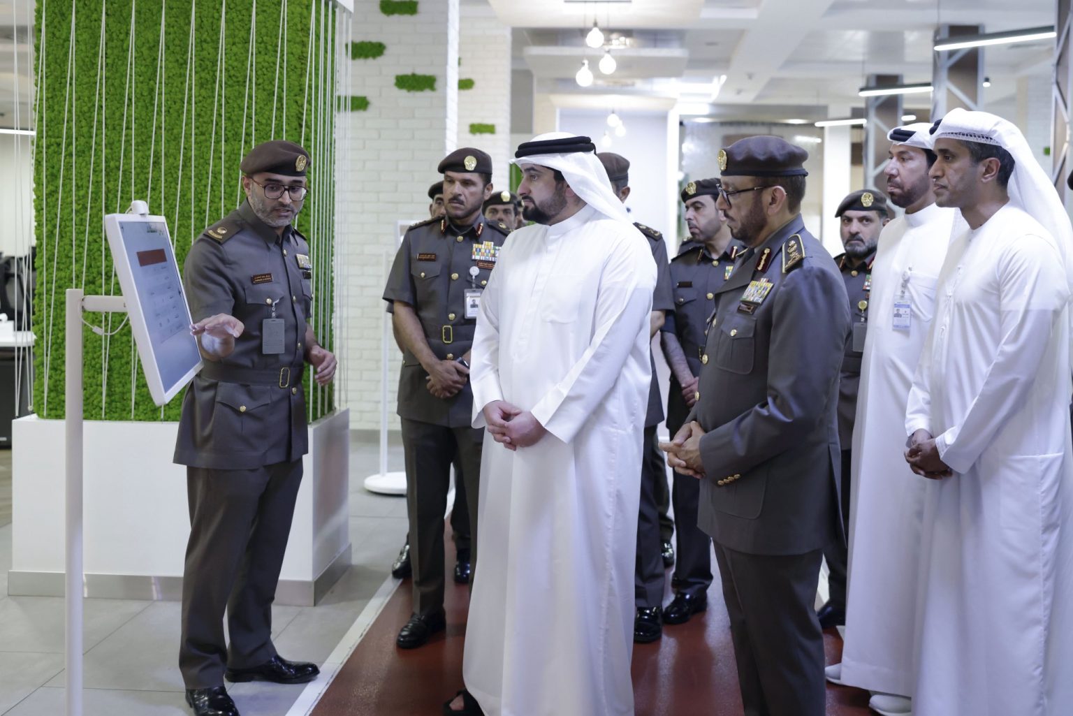 أحمد بن محمد يطّلع على سير العمل في “إقامة دبي” 1747242968 image