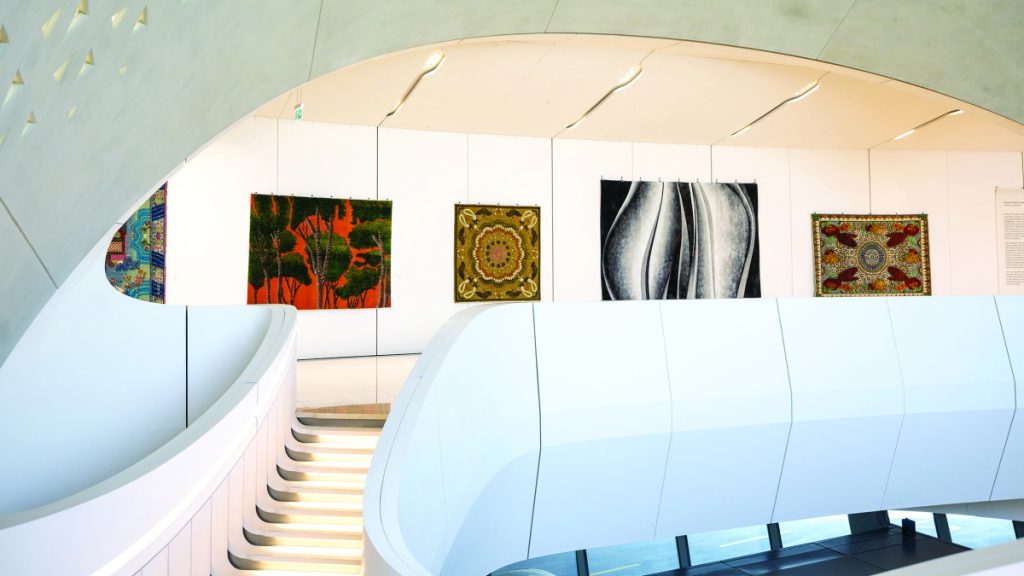 «خيوط من الأمل».. منسوجة بأيادي 9 فنانين 1747258588 image