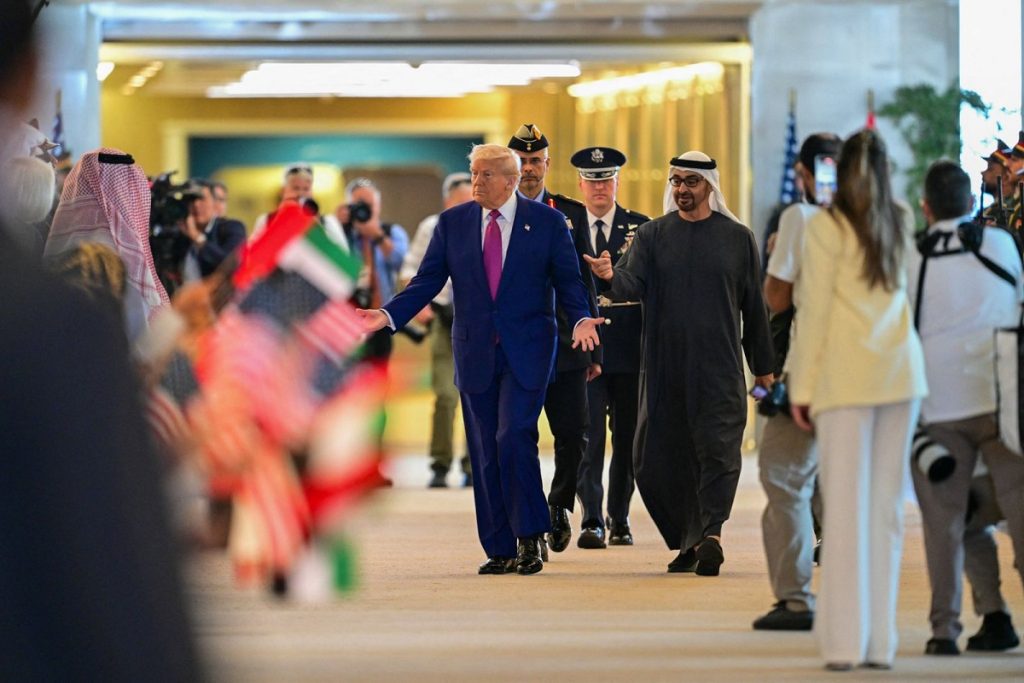 محمد بن زايد في مقدمة مستقبليه.. ترامب يصل إلى الإمارات 1747313321 image