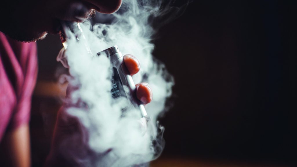 السجائر «مجهولة المصدر» ترفع نسب التدخين بين المراهقين والشباب 1747514114 image