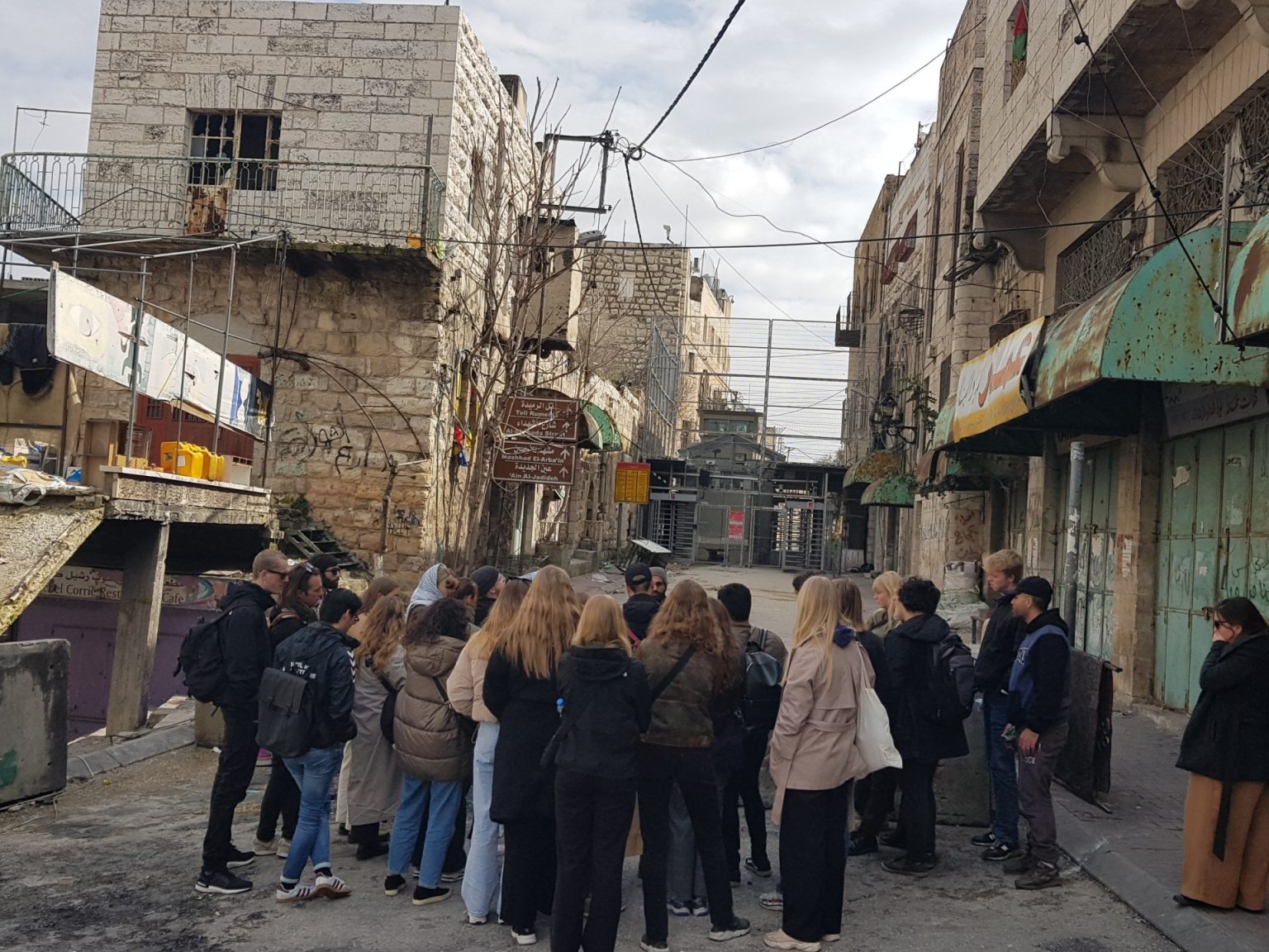 بهذه القيود يخنق الاحتلال فلسطينيي الضفة 2 1746434775