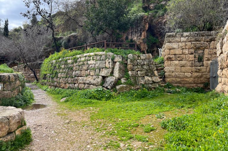 "كان يا ما كان في القدس".. ذاكرة عائلة شاهدة على تاريخ المدينة والنكبة 20 صطاف أو سطاف هي قرية فلسطينية قضاء القدس المهجرة خلال الحرب العربية الإسرائيلية عام 1948. وهي تقع على بعد 10 كم من القدس الغربية.