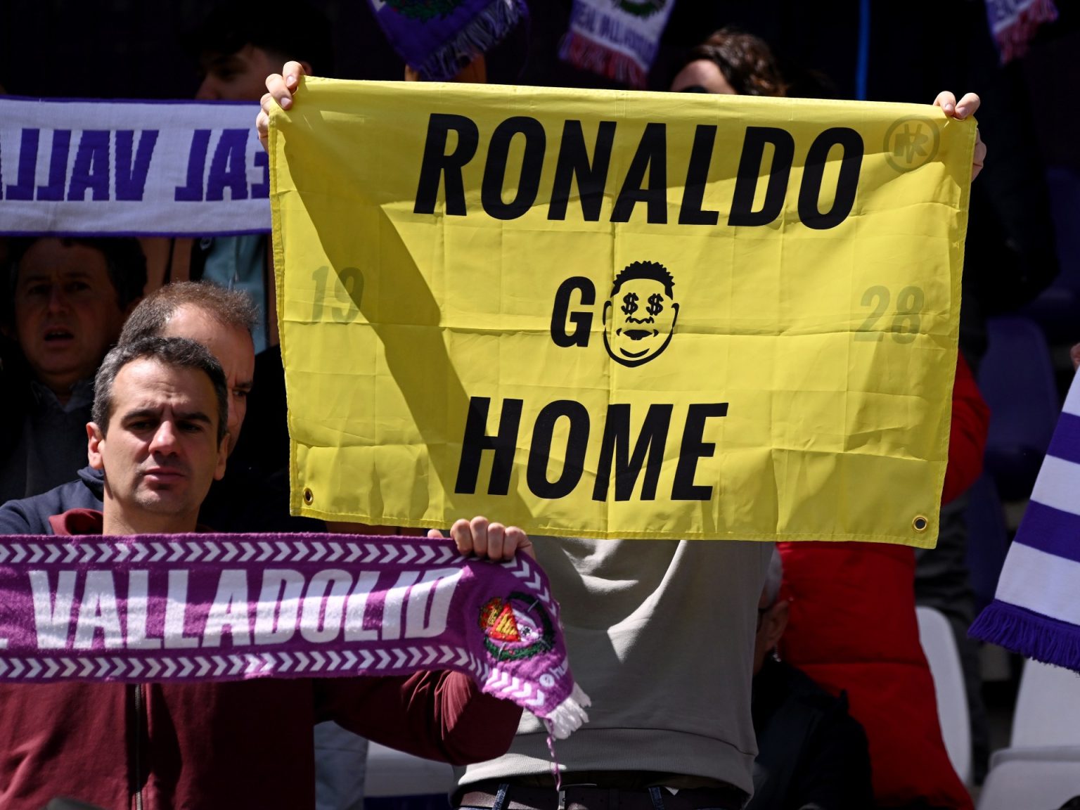 كيف أصبح “الظاهرة رونالدو” العدو الأول في بلد الوليد؟ 2211110976 1746546590