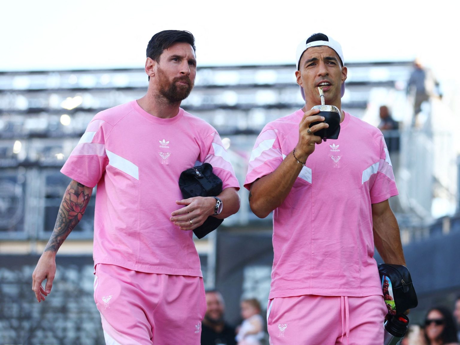 2215782831 1748371286