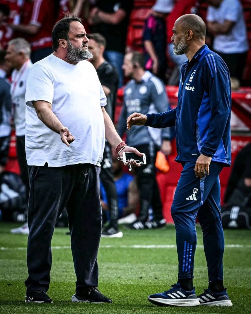 ملياردير بثروة طائلة وآيفون 8.. صورة تذهل عشاق «الساحرة المستديرة» 2524662