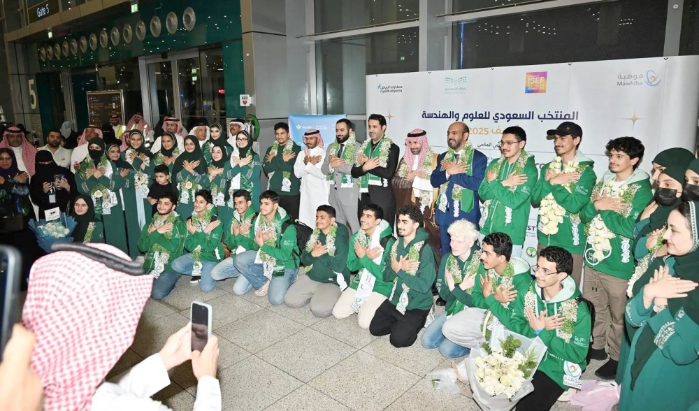 استقبال حافل لمنتخب المملكة بمطار الرياض بعد فوزه بـ23 جائزة في «آيسف» 2527795