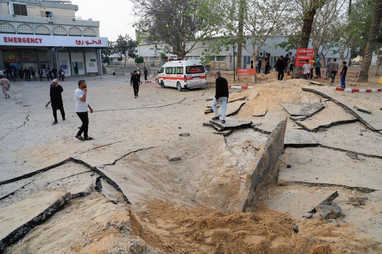 غزة تنزف بلا ضماد.. كارثة صحية في زمن التجاهل الدولي 6 Palestinians inspect the damage at the European Hospital, which was partially damaged following Israeli airstrikes, according to the Gaza Health Ministry, in Khan Younis, in the southern Gaza Strip, May 13, 2025. REUTERS/Hatem Khaled