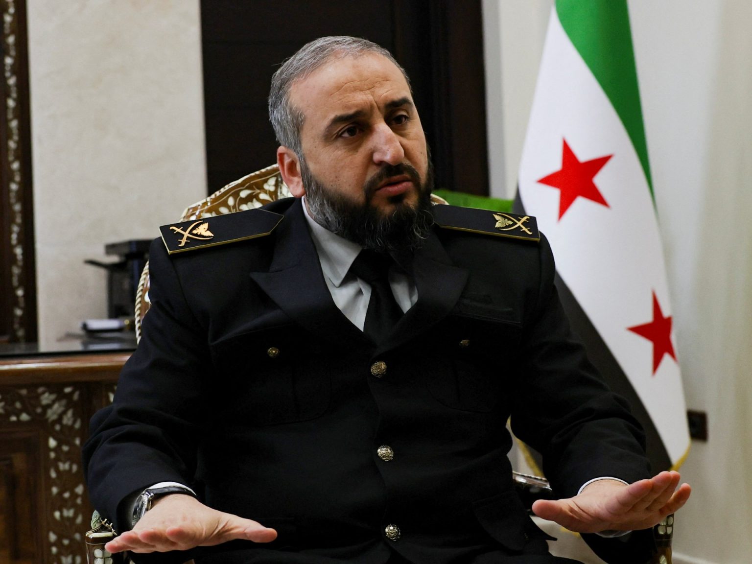 أبو قصرة يعلن دمج كافة الوحدات العسكرية ضمن وزارة الدفاع السورية 2RVIEW 1738329383