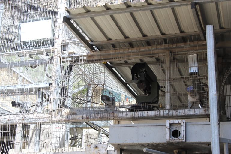 بهذه القيود يخنق الاحتلال فلسطينيي الضفة 21 فلسطين-الخليل-بندقية آلية مثبتة بمدخل شارع الشهداء