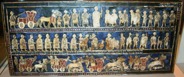 قبل حوالي 2500.. كيف أسست أميرة بابلية أول متحف في العالم؟ 20 داخلية فقط UNSPECIFIED - :: The Standard of Ur, Sumerian artefact excavated from what had been the Royal Cemetery in the ancient city of Ur, dates from around 2600-2400 BC. Excavated by British archaeologist Sir Leonard Woolley in the 1920s. A hollow wooden box measuring 21.59 x 49.53 cm, inlaid with a mosaic of shell, red limestone and lapis lazuli. It is currently in a reconstructed state. The Standard of Ur has two main panels, 'Peace' and 'War'. War, here, is one of the earliest representations of a Sumerian army, engaged in what is believed to be a border skirmish and its aftermath. (Photo by Universal History Archive/Getty Images)