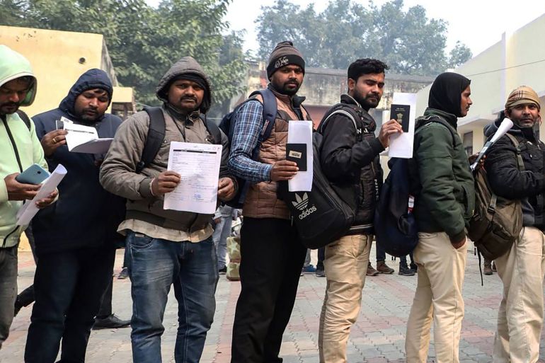 إسرائيل وكشمير.. خيوط العلاقة بين الصهيونية واليمين الهندوسي 21 Indian workers align to submit registration forms as they seek employment in Israel during a recruitment drive at the Industrial Training Institute (ITI) in Lucknow, capital of India's Uttar Pradesh state on January 25, 2024. - Long lines of Indians queued on January 25, applying for jobs in Israel as recruiters seek to plug employment gaps with the conflict against Hamas in Gaza. (Photo by Naeem ANSARI / AFP)