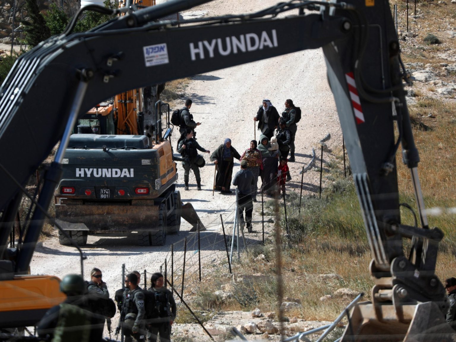 بالفيديو.. إصابة جندي إسرائيلي في عملية دهس قرب الخليل 37851334 1746633211