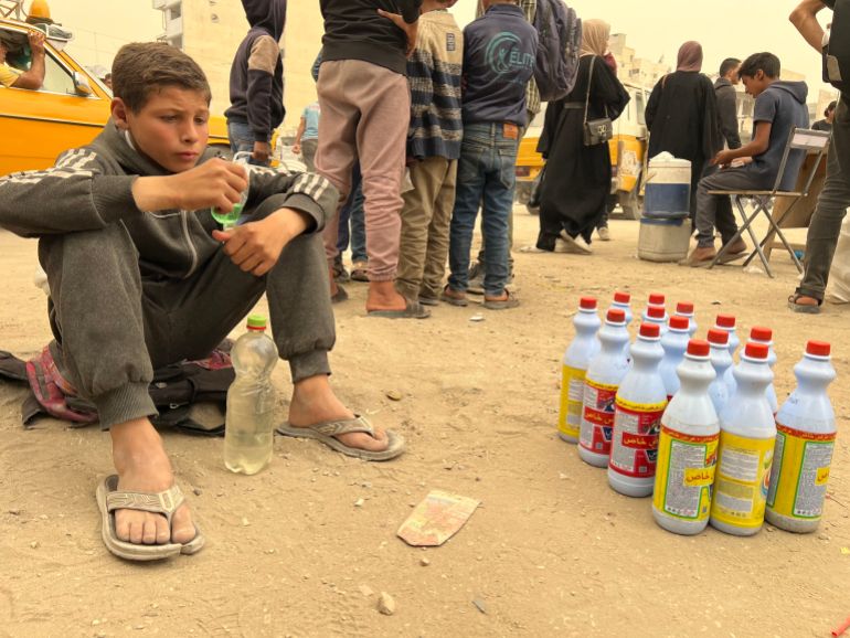يتكبدون مسؤوليات جسام.. أطفال غزة كبروا قبل الأوان 19 عبد الله عمارة يبيع الكلور لمساعدة أسرته النازحة من حي الشعف شرقي غزة