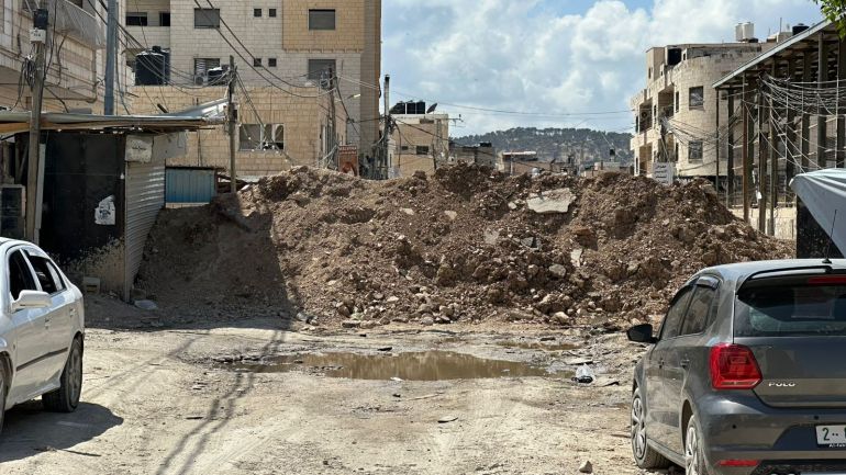 مأساة النكبة تتكرر من جديد في مخيمات شمال الضفة 21 صورة ٣_ فاطمة محمود الجزيرة نت جنين فلسطين _ مدخل مخيم جنين _ الاقواس_ بعد هدمه بجرافات الاحتلال واغلاقه بالسواتر الترابية