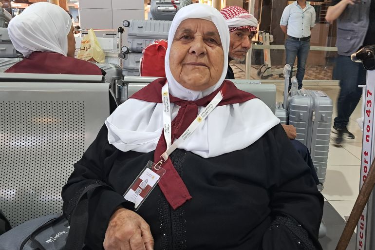 فرحة مضاعفة ..هكذا تبدو أولى رحلات الحج من دمشق 22 الحاجة فاطمة عطية خضر