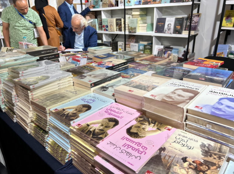 إقبال على الكتاب الفلسطيني في المعرض الدولي للكتاب بالرباط 20 الصورة 2: المغرب/الرباط/ سناء القويطي/ عناوين كتب عن القضية الفلسطينية في جناح دار سوتيميديا للنشر والتوزيع في معرض الكتاب بالرباط/ مصدر الصورة: سناء القويطي