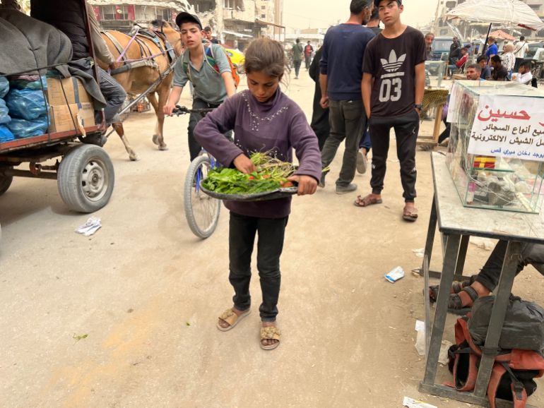 يتكبدون مسؤوليات جسام.. أطفال غزة كبروا قبل الأوان 18 ينتشر الباعة الأطفال في كل مكان حيث تعتمد عليهم عائلاتهم في سد احتياجاتهم اليومية من الطعام والشراب