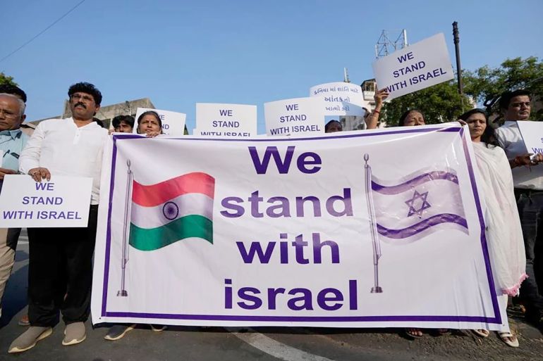 إسرائيل وكشمير.. خيوط العلاقة بين الصهيونية واليمين الهندوسي 22 People hold placards and a banner in solidarity with Israel in Ahmedabad, India, Oct. 16, 2023. Credit: AP Photo/Ajit Solanki