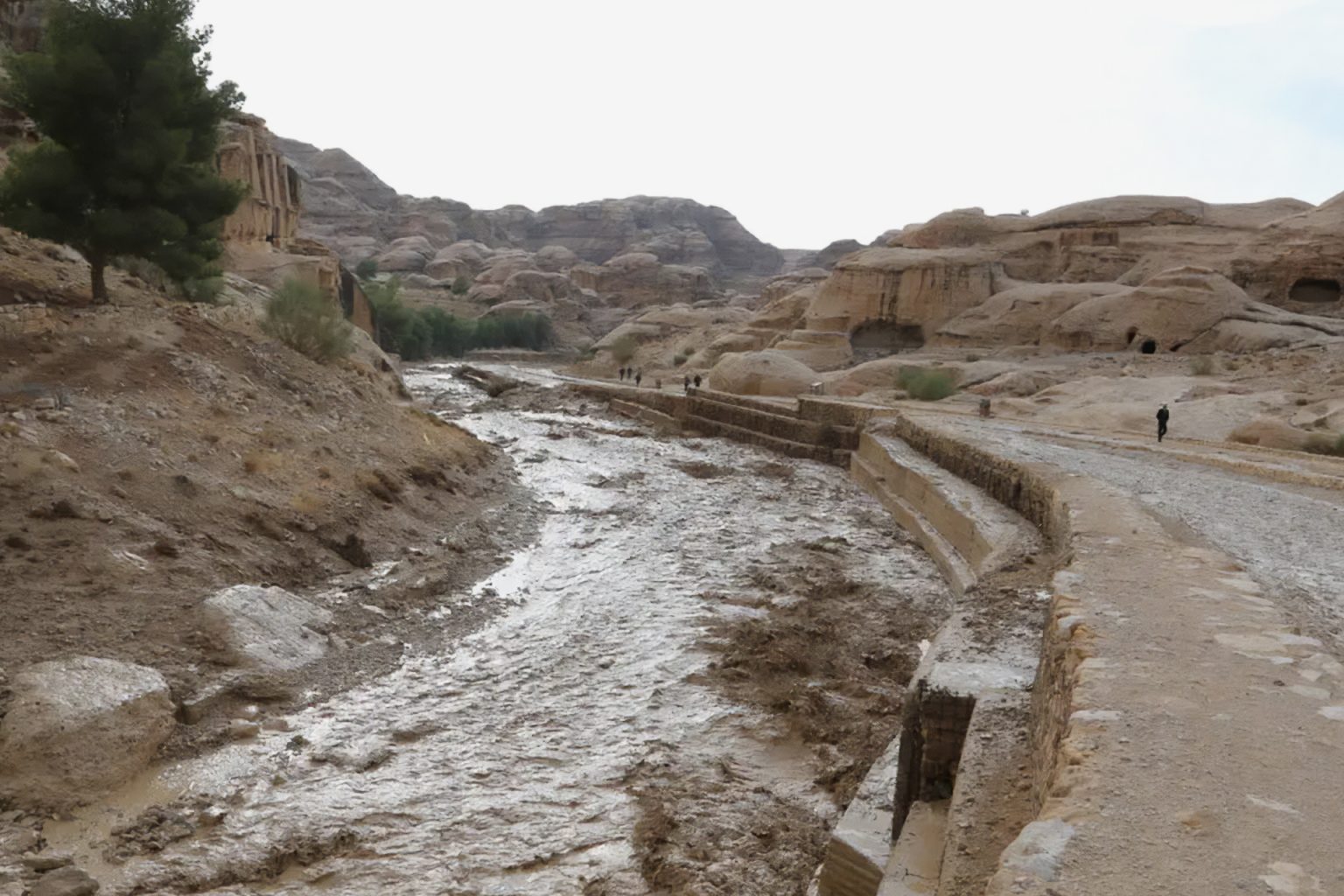 إجلاء نحو 1800 سائح حاصرتهم السيول في البتراء بالأردن 768uyt 1746384654