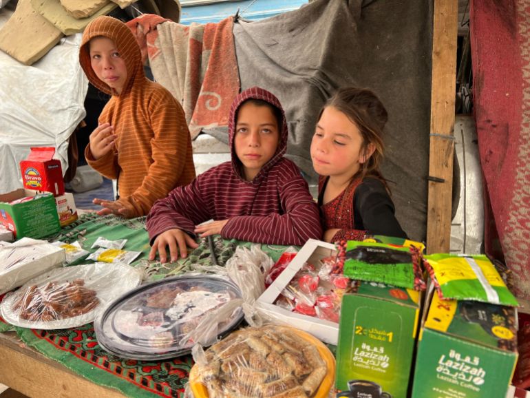 يتكبدون مسؤوليات جسام.. أطفال غزة كبروا قبل الأوان 21 دنيا معروف تبيع حاجيات بسيطة أمام خيمتها بهدف مساعدة أسرتها النازحة