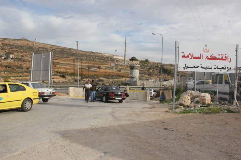 بهذه القيود يخنق الاحتلال فلسطينيي الضفة 22 8-فلسطين-الخليل0مكعبات إسمنتية تغلق طريقا يؤدي إلى شارع 60الذي يربط شمال الضفة بجنوبها (الجزيرة نت)
