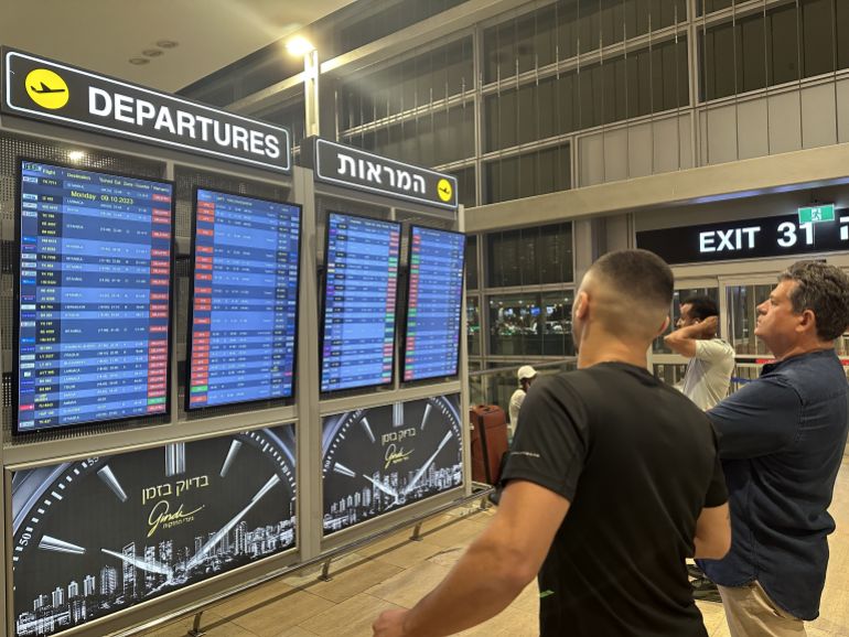 هل الفشل أميركي؟.. صاروخ يمني يقلب الصورة 19 TEL AVIV, ISRAEL - OCTOBER 8: People look at the board showing departure schedules at Ben Gurion Airport, Israel's only international airport, after many flights from abroad are cancelled due to the attacks launched by Palestinian factions in Tel Aviv, Israel on October 8, 2023. ( Turgut Alp Boyraz - Anadolu Agency )