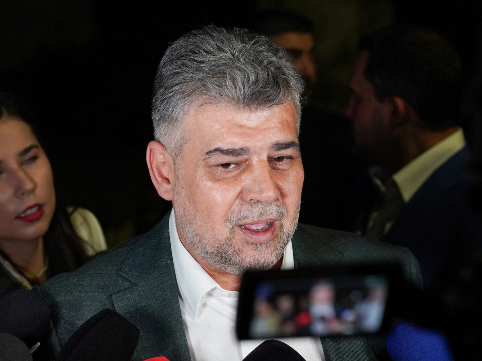 استقالة رئيس وزراء رومانيا عقب الجولة الأولى من الانتخابات الرئاسية 9863 1746473773