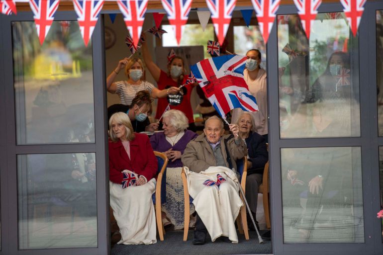 خطة ستارمر.. حتى لا تتحول بريطانيا إلى جزيرة للغرباء 20 Residents wait to greet Britain's Catherine, Duchess of Cambridge and Britain's Prince William, Duke of Cambridge as they visit Cleve Court Care Home in Bath in south west England to pay tribute to the efforts of care home staff throughout the COVID-19 pandemic, on December 8, 2020, on the final day of engagements on their tour of the UK. During their trip, their Royal Highnesses hope to pay tribute to individuals, organisations and initiatives across the country that have gone above and beyond to support their local communities this year. (Photo by Paul Grover / POOL / AFP)