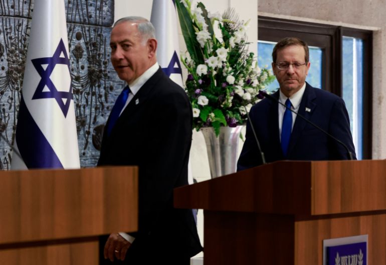 الاستجواب المضاد.. نتنياهو يواجه السجن أو العزل أو التعذر 20 Israel's President Isaac Herzog (R) and Likud party Chairman Benjamin Netanyahu arrive to deliver a statemet in Jerusalem, on November 13, 2022. Hezog formally designated Benjamin Netanyahu to form a government, a victory for the former veteran prime minister who had vowed to return to power. (Photo by Menahem KAHANA / AFP)