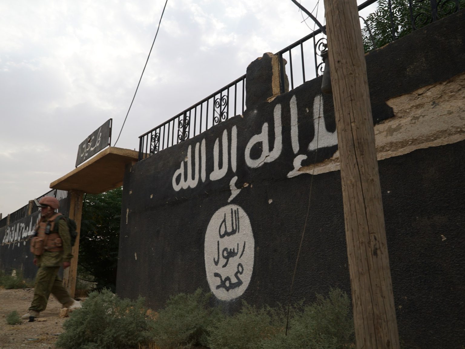 بعثة قطرية تبحث عن رفات أميركيين قتلهم تنظيم الدولة بسوريا AP17258828066393 1711344955