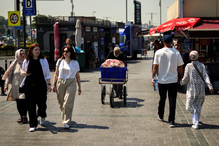 أردوغان دق ناقوس الخطر.. لماذا لا تثمر سياسة التحفيز السكاني بتركيا؟ 19 An elderly man pushes a wheels carte in a street market in Eminonu commercial district in Istanbul, Turkey, Thursday, July 20, 2023. Turkey's central bank raised its key interest rate on Thursday July 20, 2023 to 17.5% in a further sign of commitment to orthodox economic policy following elections in May. (AP Photo/Khalil Hamra)