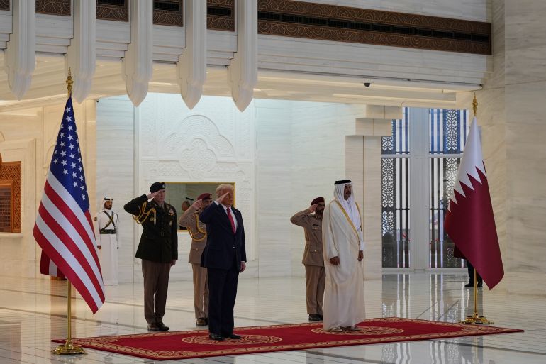 بالصور.. كيف استقبلت الدوحة الرئيس ترامب؟ 22 President Donald Trump and Qatar's Emir Sheikh Tamim bin Hamad Al Thani take part in an official welcoming ceremony at the Amiri Diwan in Doha, Qatar, Wednesday, May 14, 2025. (AP Photo/Alex Brandon