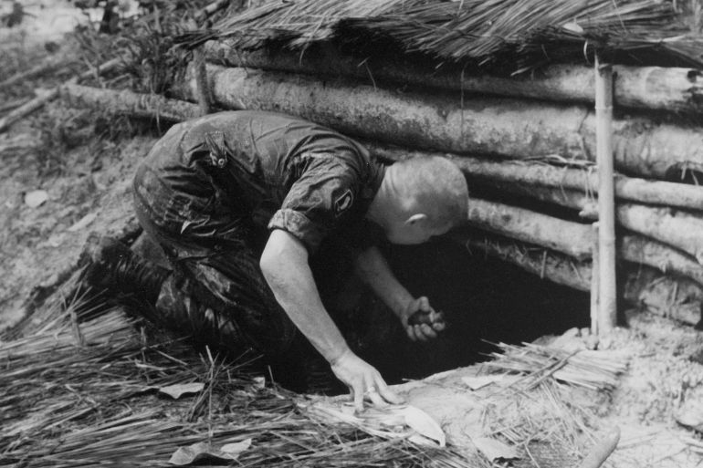 المراحل العشر التي قادت فيتنام إلى "عملية الريح المتكررة" 22 Vietnam War Civilians Evacuate Villagers evacuate An Hoa as a battle raged between the Viet Cong and U.S. Marines who had made an amphibious landing on the island, July 9, 1965. The Marines defeated the Communist forces that had previously engaged South Vietnamese troops there. (AP Photo)